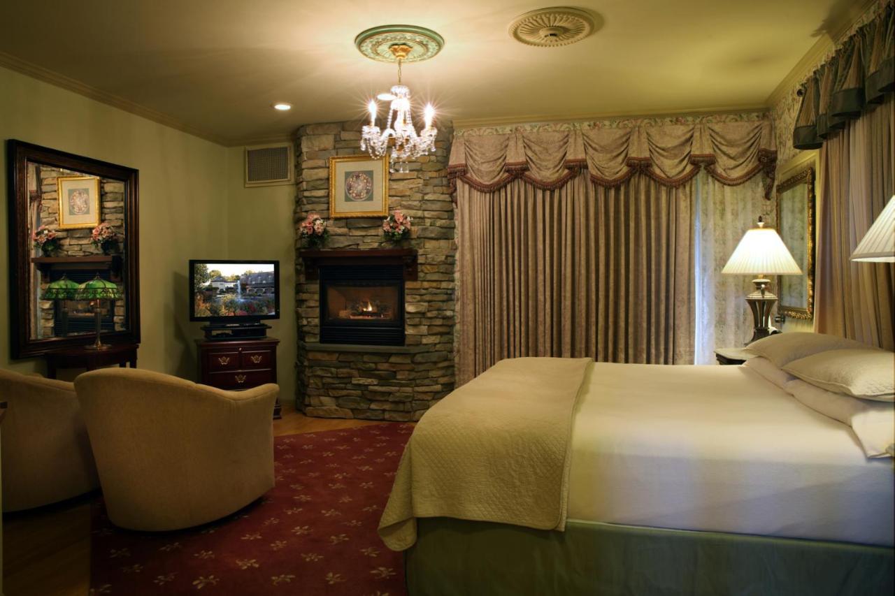 Twin Pine Manor Bed and breakfast *
