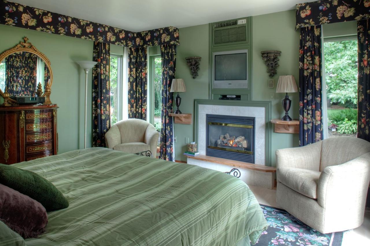 Twin Pine Manor Bed and breakfast *