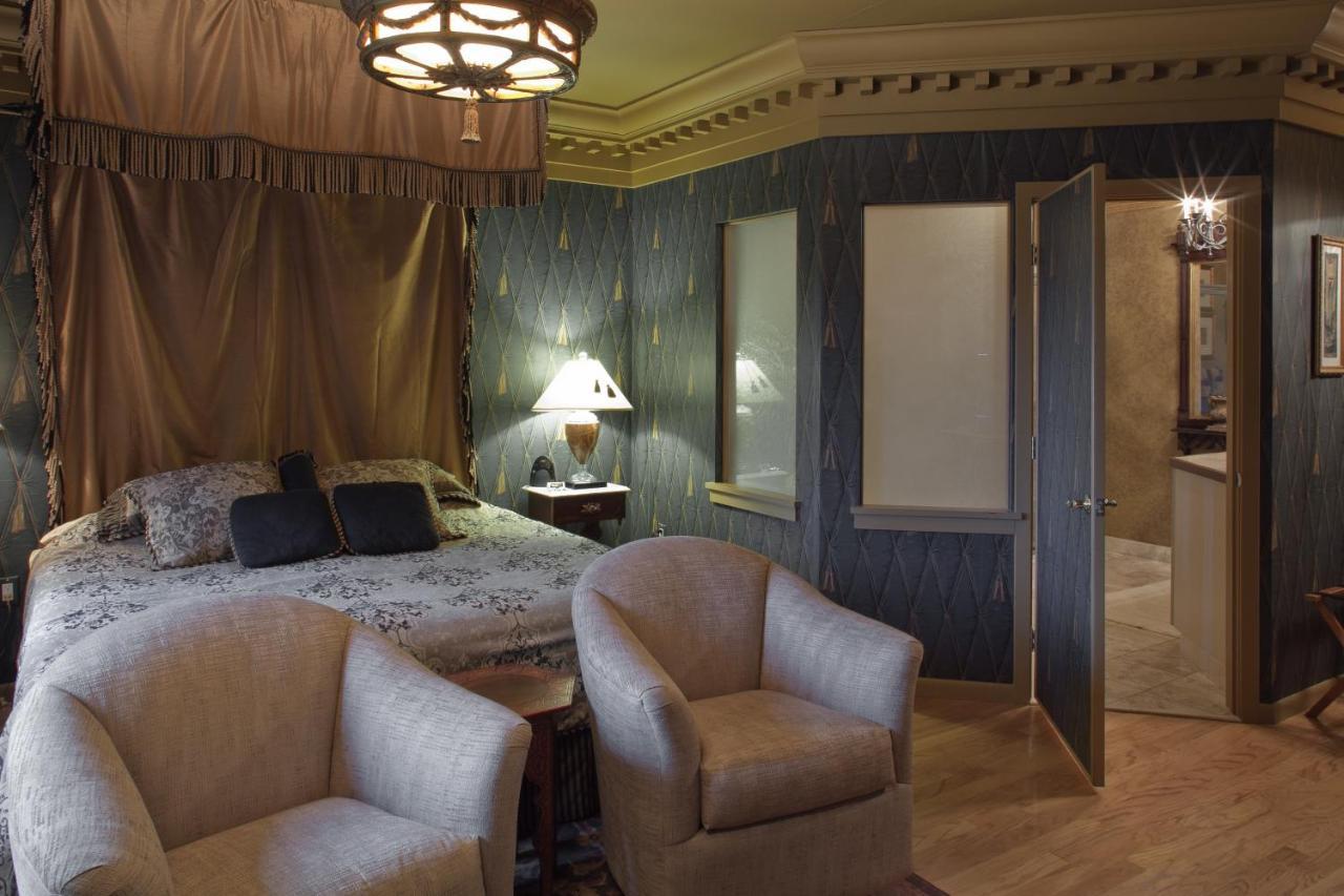 Twin Pine Manor Bed and breakfast *
