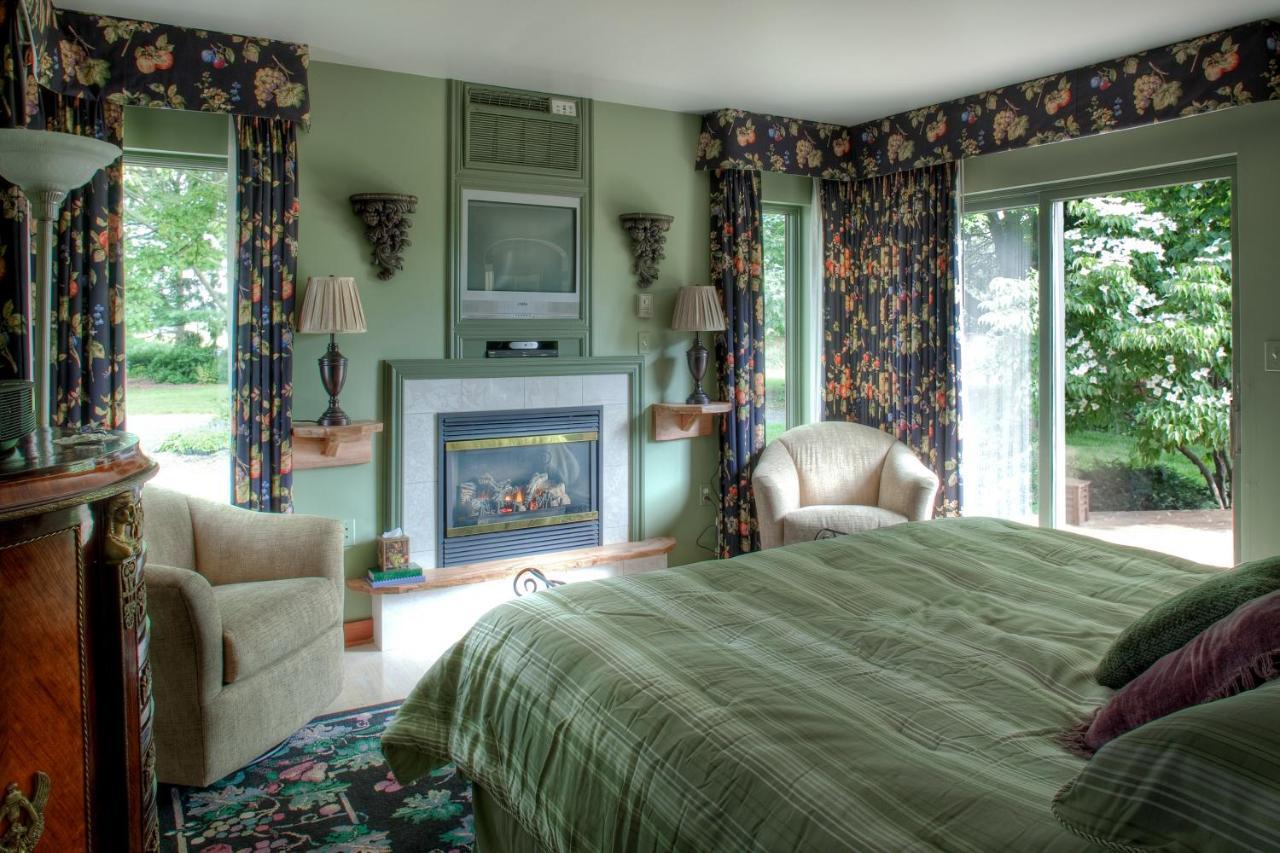 Twin Pine Manor * Ephrata